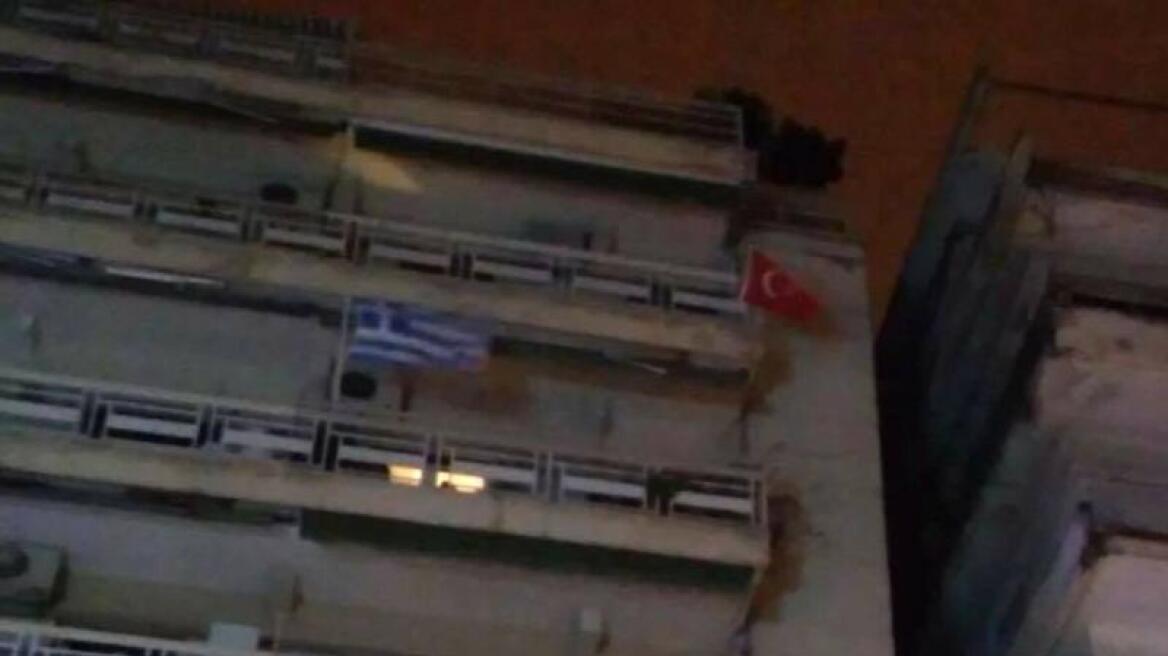 Θεσσαλονικιός κρέμασε την τουρκική σημαία στο μπαλκόνι του παραμονή της 25ης Μαρτίου