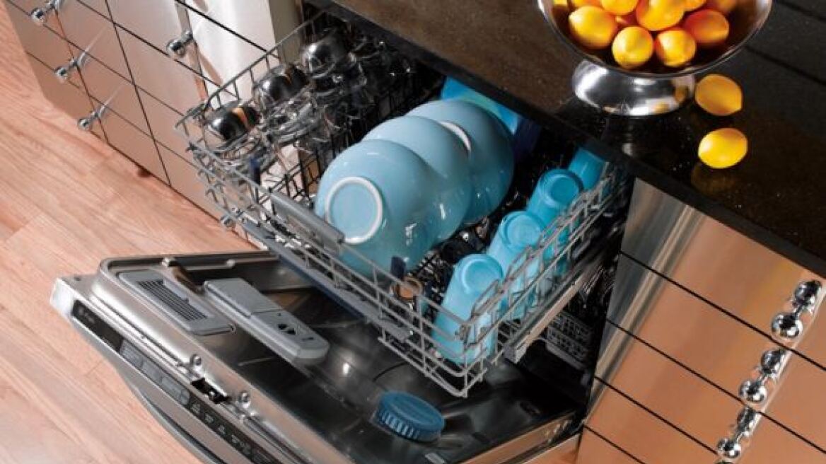 Τα έξι λάθη που κάνουμε όταν βάζουμε πλυντήριο πιάτων 