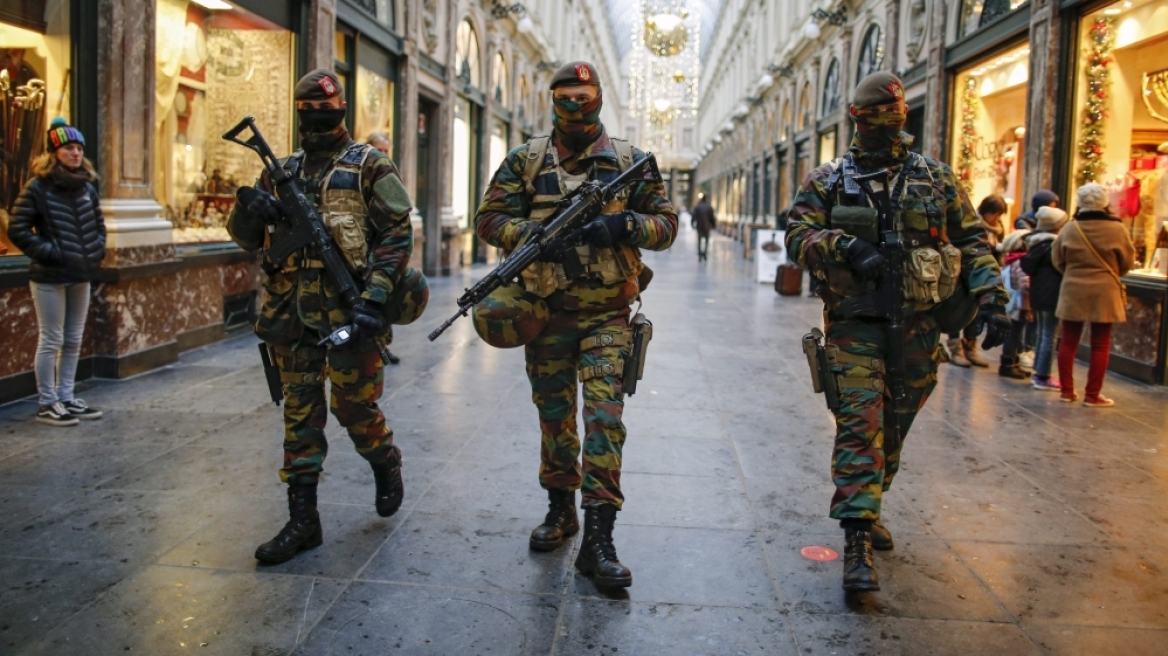 Ανθρωποκυνηγητό σε όλη την Ευρώπη για οκτώ τρομοκράτες που έδρασαν σε Παρίσι και Βρυξέλλες