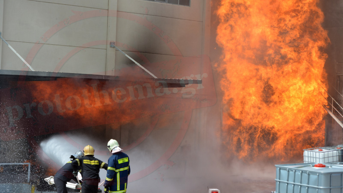 Ασπρόπυργος: Ανεξέλεγκτη επί πέντε ώρες η πυρκαγιά στο εργοστάσιο παρασκευής μελανιών 