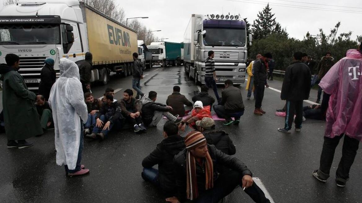 Πρόσφυγες έκλεισαν την Εθνική οδό Θεσσαλονίκης-Ευζώνων