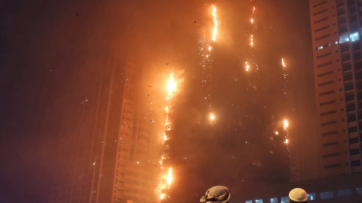 Βίντεο: Παρανάλωμα του πυρός ουρανοξύστης στα Ηνωμένα Αραβικά Εμιράτα