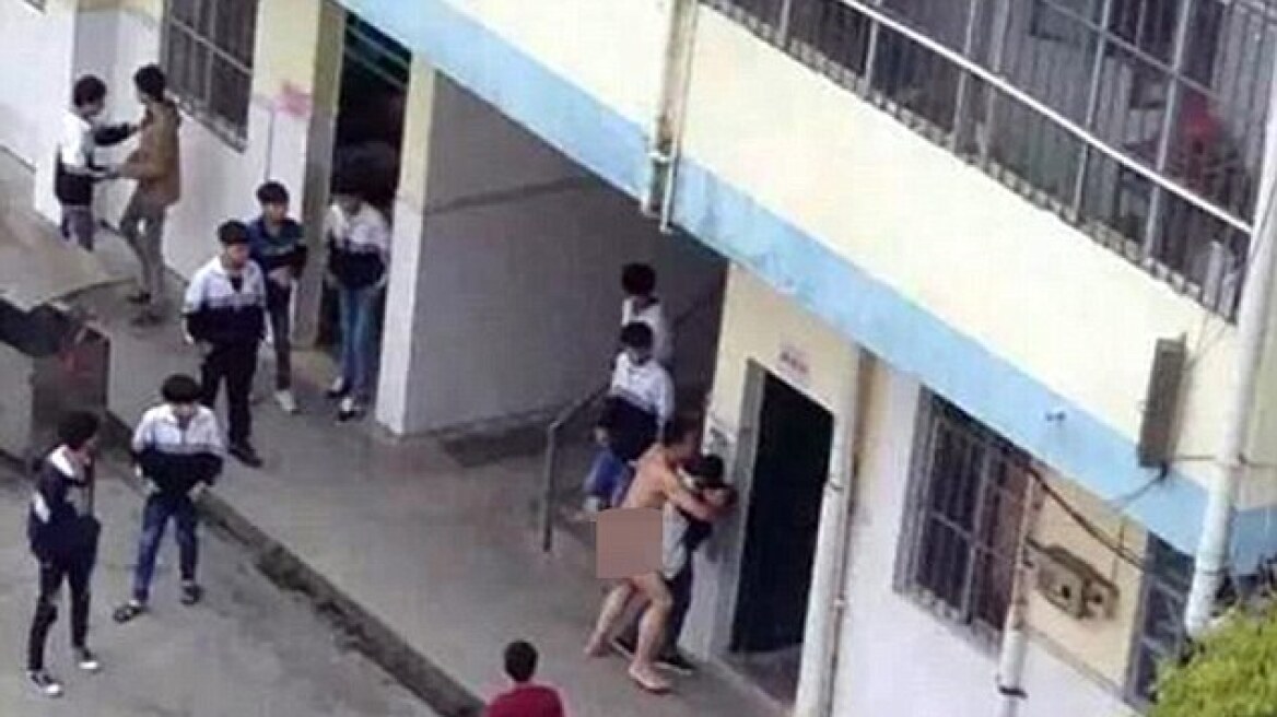 Σοκ: Γυμνός καθηγητής επιτίθεται σε νεαρή μαθήτρια μέσα στο προαύλιο σχολείου