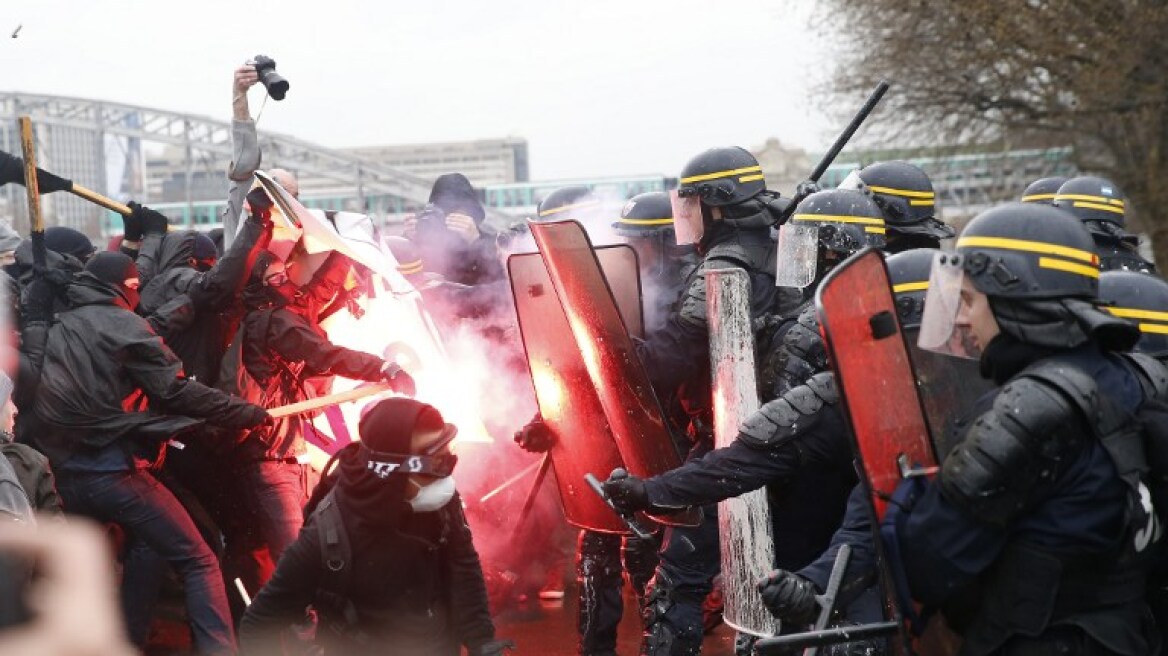 Βίντεο: Επεισόδια στις διαδηλώσεις κατά των αλλαγών στα εργασιακά στο Παρίσι
