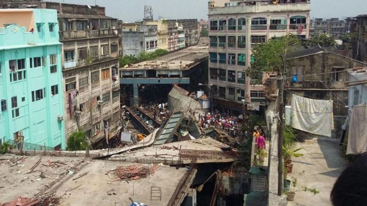 Εικόνες σοκ: Κατέρρευσε γέφυρα στην Ινδία