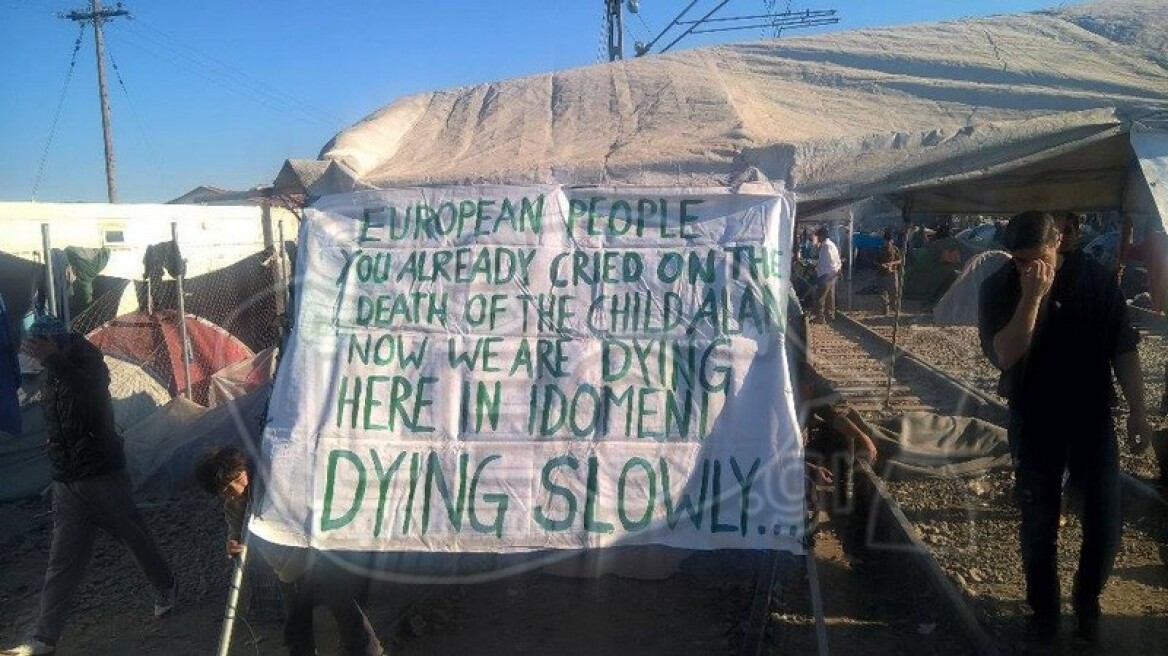 Φωτογραφίες: Διαμαρτυρίες και πανό από τους πρόσφυγες στην Ειδομένη