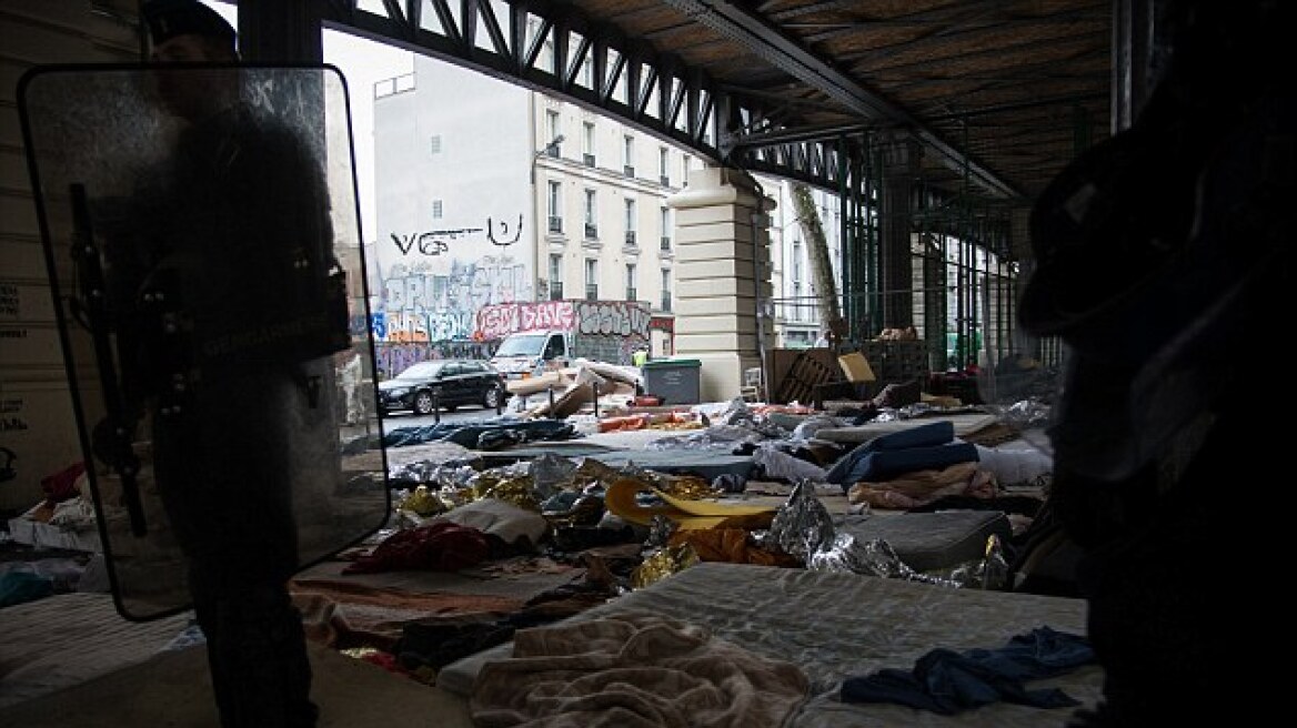 Παρίσι: Aστυνομικοί ξήλωσαν την «φαβέλα» των μεταναστών
