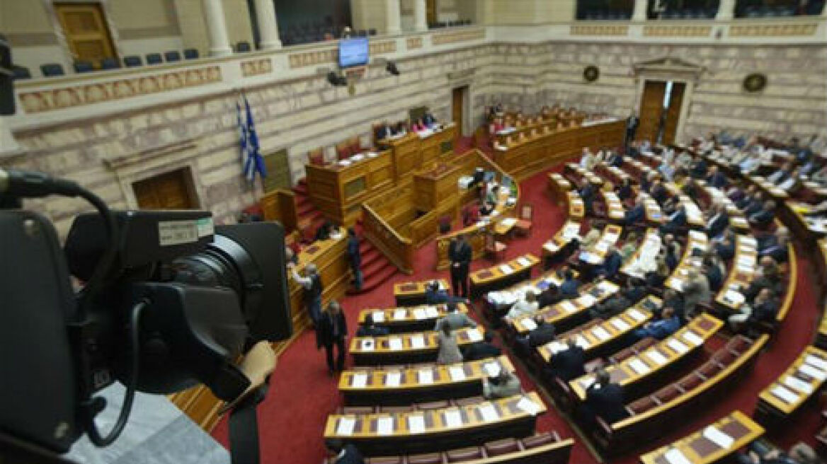 Ρωγμές στον ΣΥΡΙΖΑ στη Βουλή για το προσφυγικό