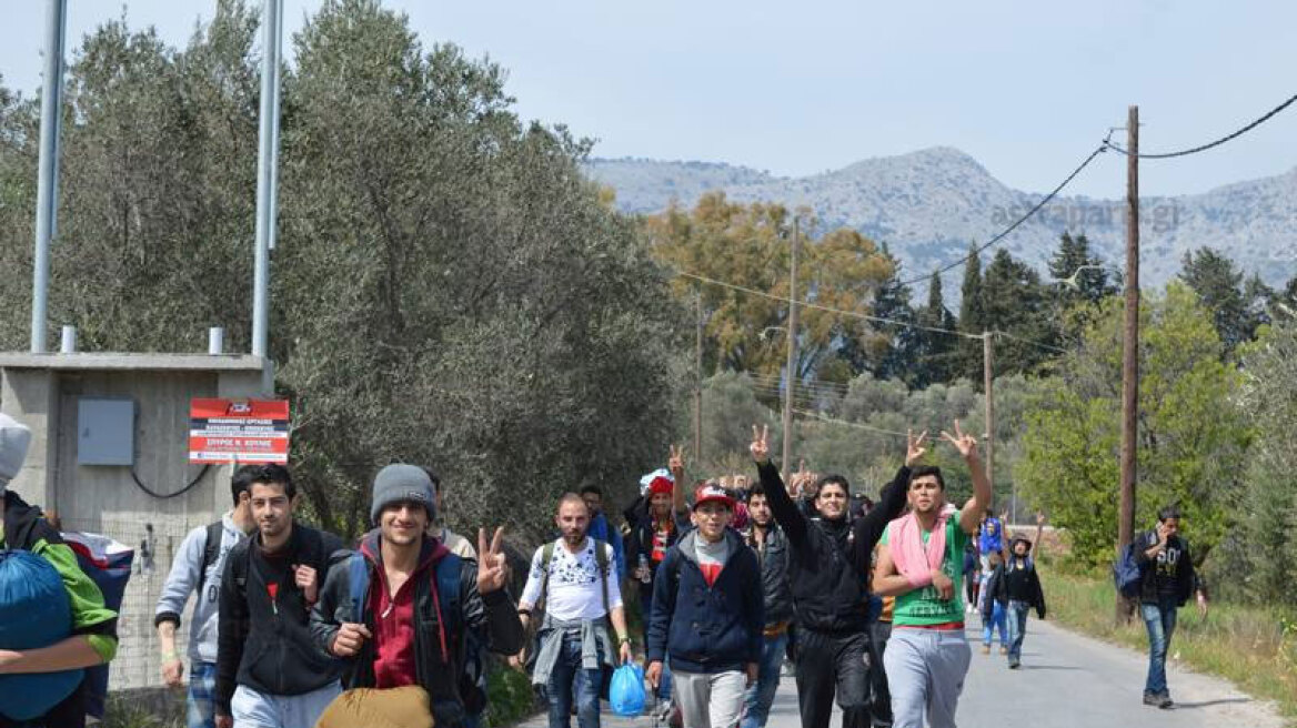 Χίος: «Κατάληψη» στο λιμάνι από 800 μετανάστες