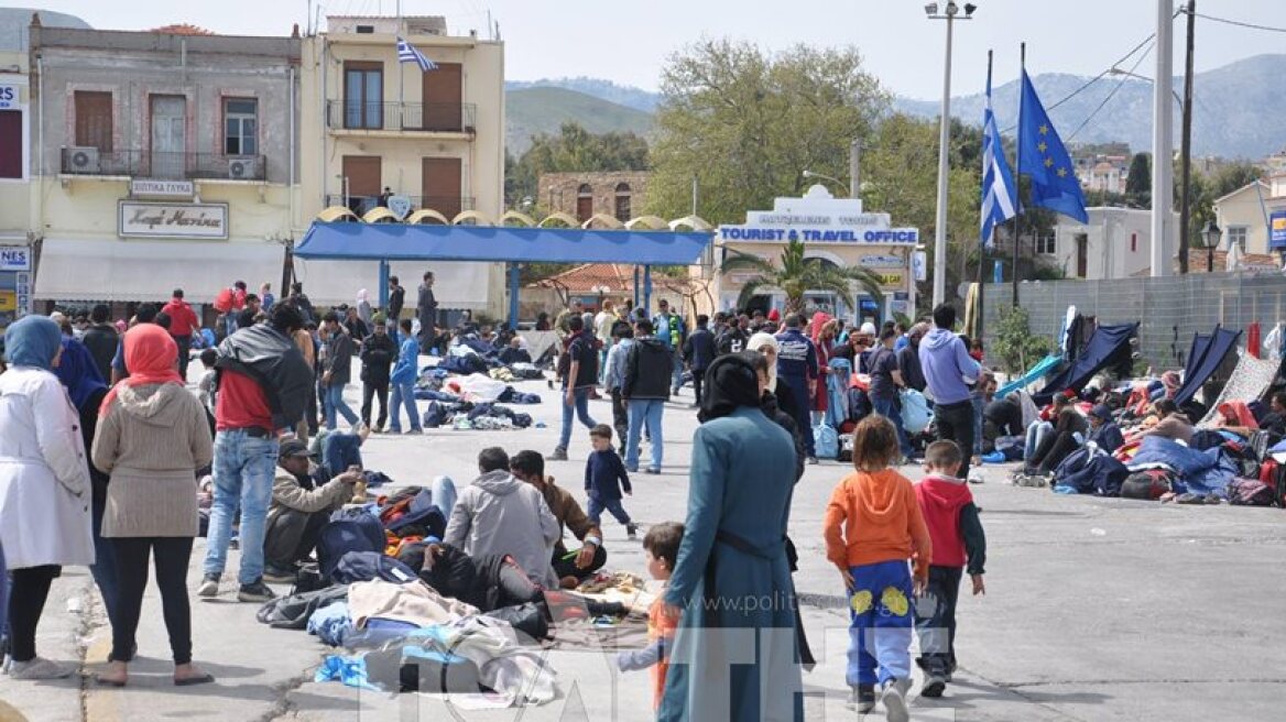 Port of Chios closed till Monday due to occupying refugees
