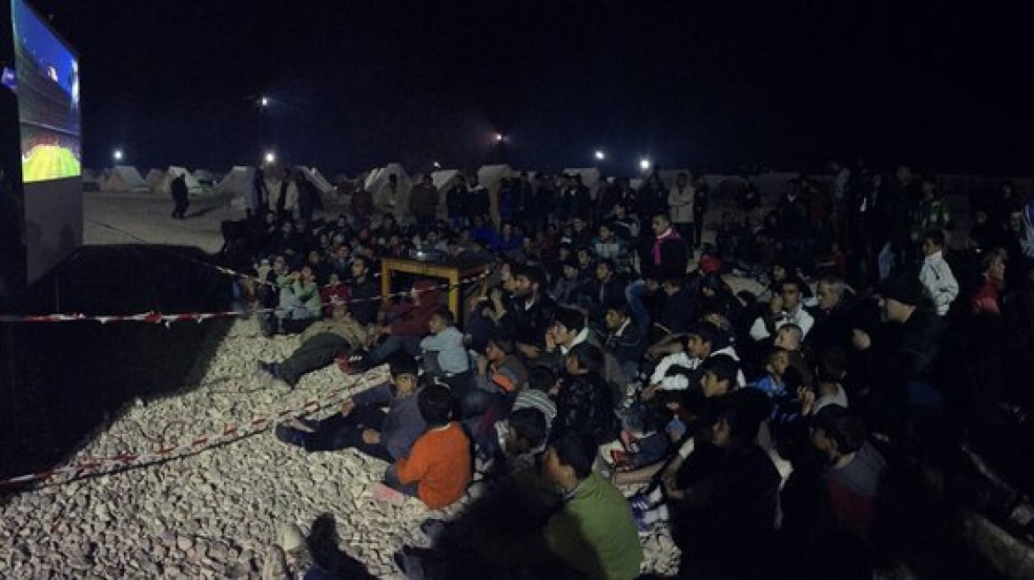 Πρόσφυγες και μετανάστες βλέπουν το «Μπαρτσελόνα – Ρεάλ» σε γιγαντοοθόνη 