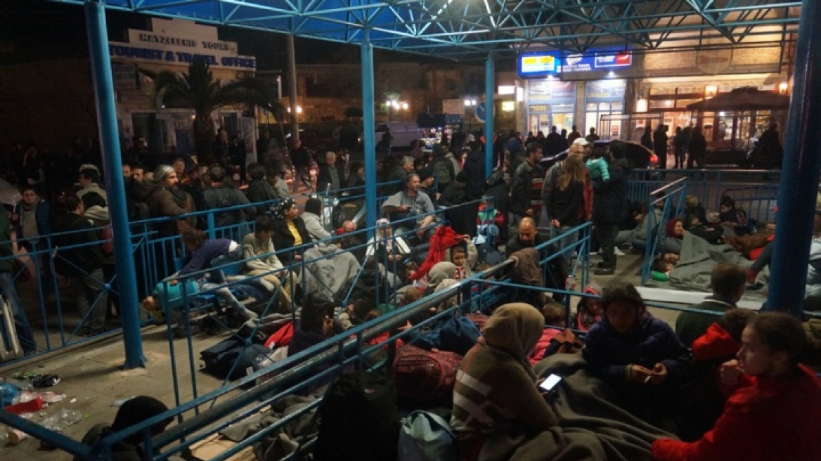 Χίος: Δεύτερη μέρα στο λιμάνι οι πρόσφυγες 