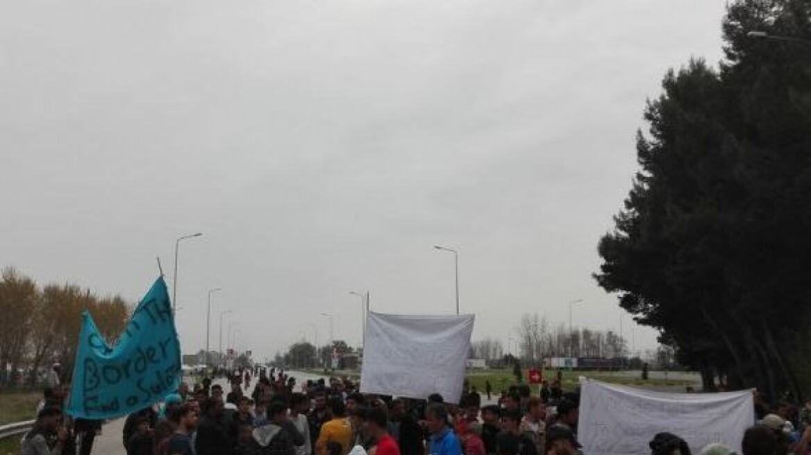 Πρόσφυγες έκλεισαν την Εθνική οδό Θεσσαλονίκης - Ευζώνων 