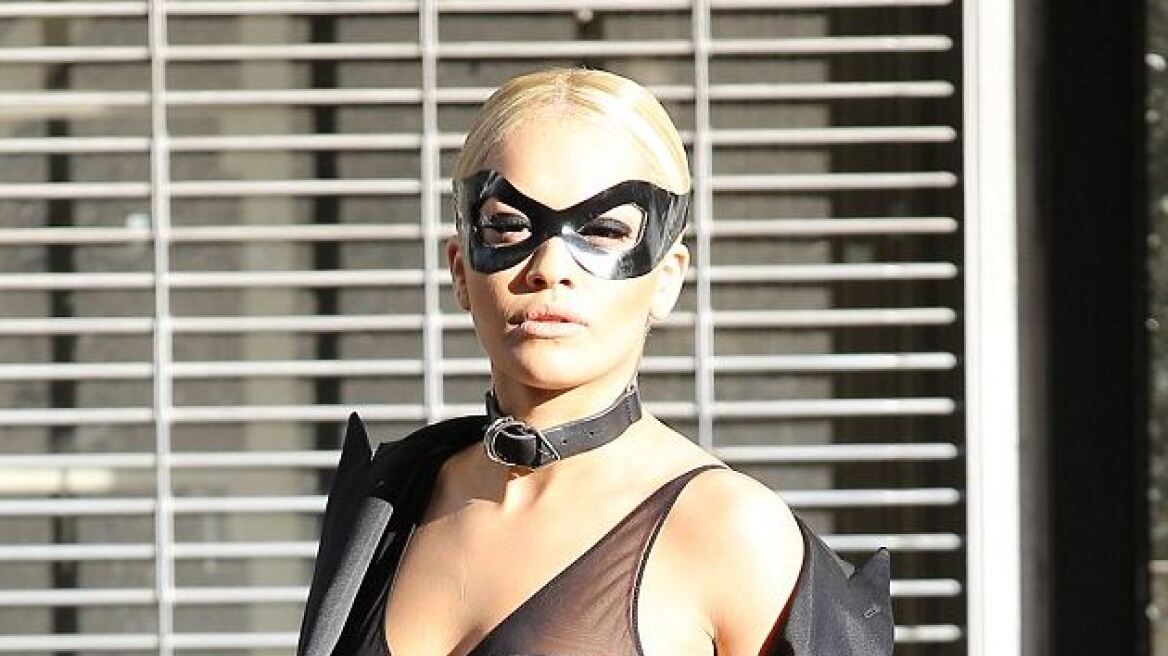 Δερμάτινα, μάσκα και κολάρο - Η Rita Ora τα «σπάει» στην τελευταία φωτογραφίση