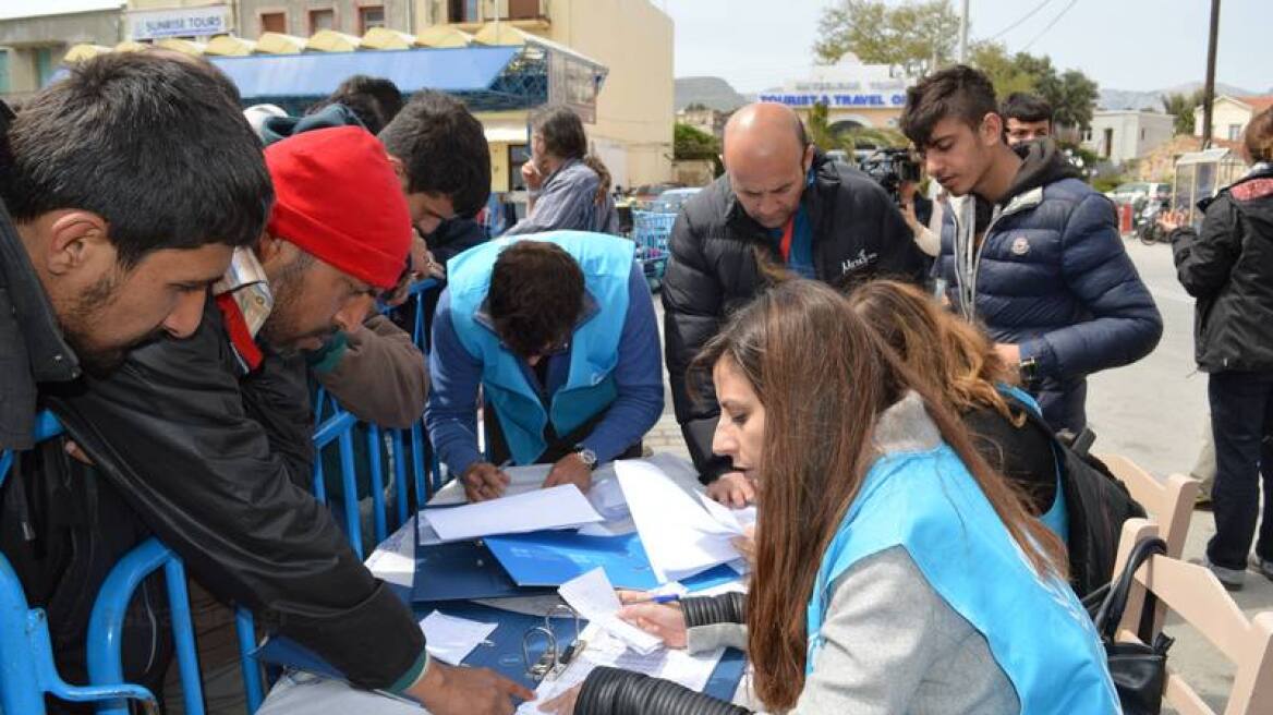 Χίος: Αιτήσεις παροχής ασύλου καταθέτουν μαζικά οι πρόσφυγες 