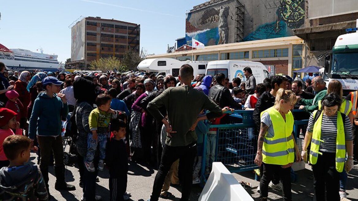 Αρνούνται να φύγουν από τον Πειραιά οι πρόσφυγες και οι μετανάστες 