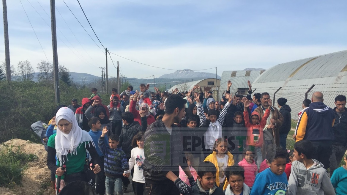 Πορεία προσφύγων στα Ιωάννινα: «Ανοίξτε τα σύνορα» 