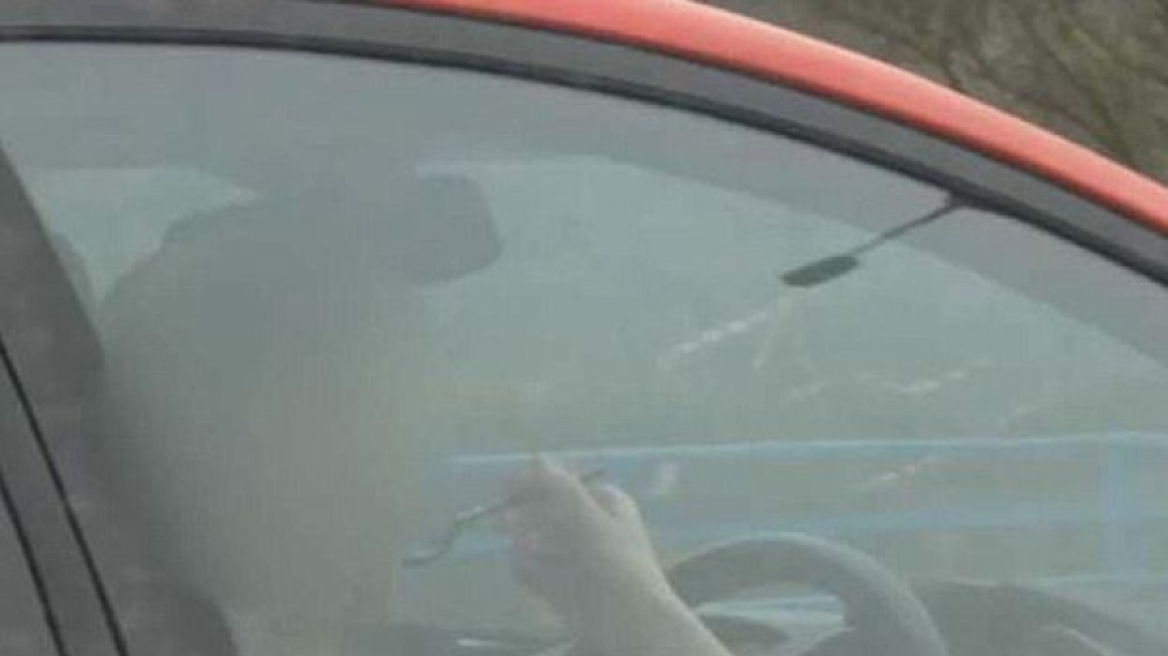 Γυναίκα οδηγός τρώει μακαρόνια ενώ οδηγεί (ΒΙΝΤΕΟ)