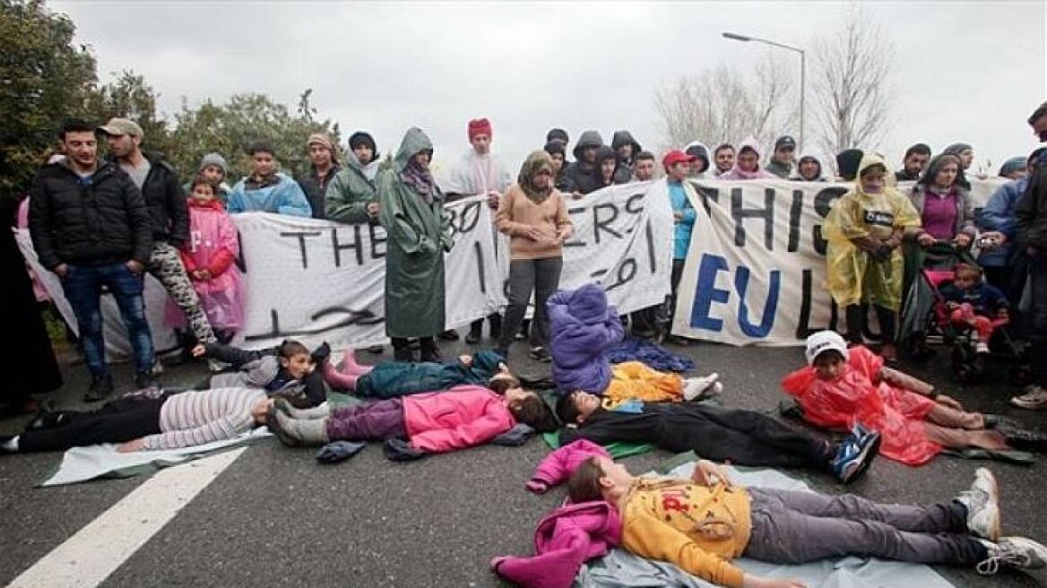 Παραμένουν στην εθνική οδό Θεσσαλονίκης – Ευζώνων οι πρόσφυγες