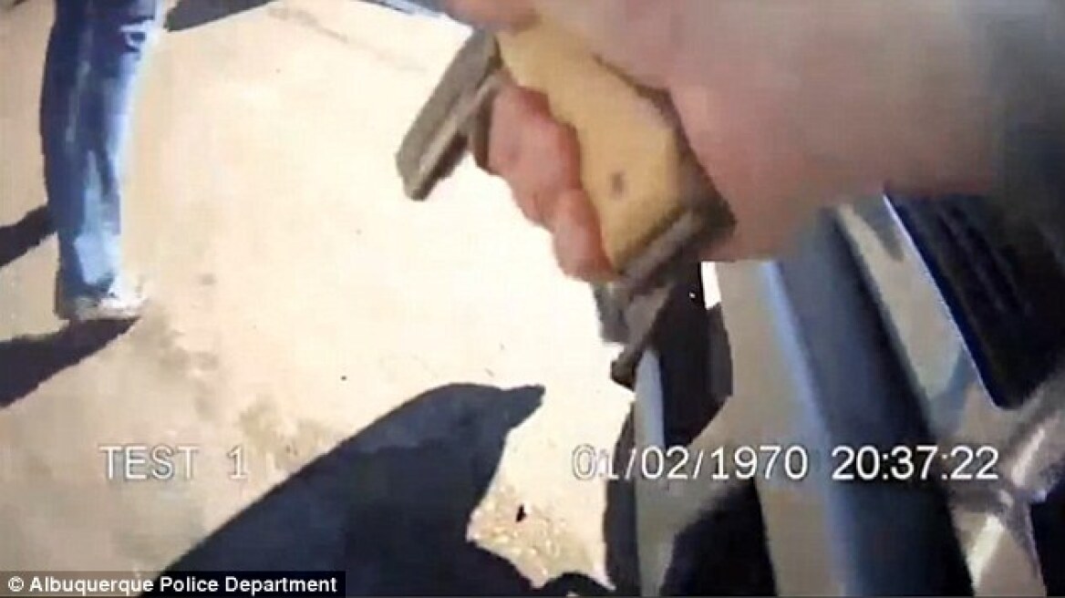 Απίστευτο βίντεο: Αστυνομικός πυροβολεί συνάδελφό του εννέα φορές