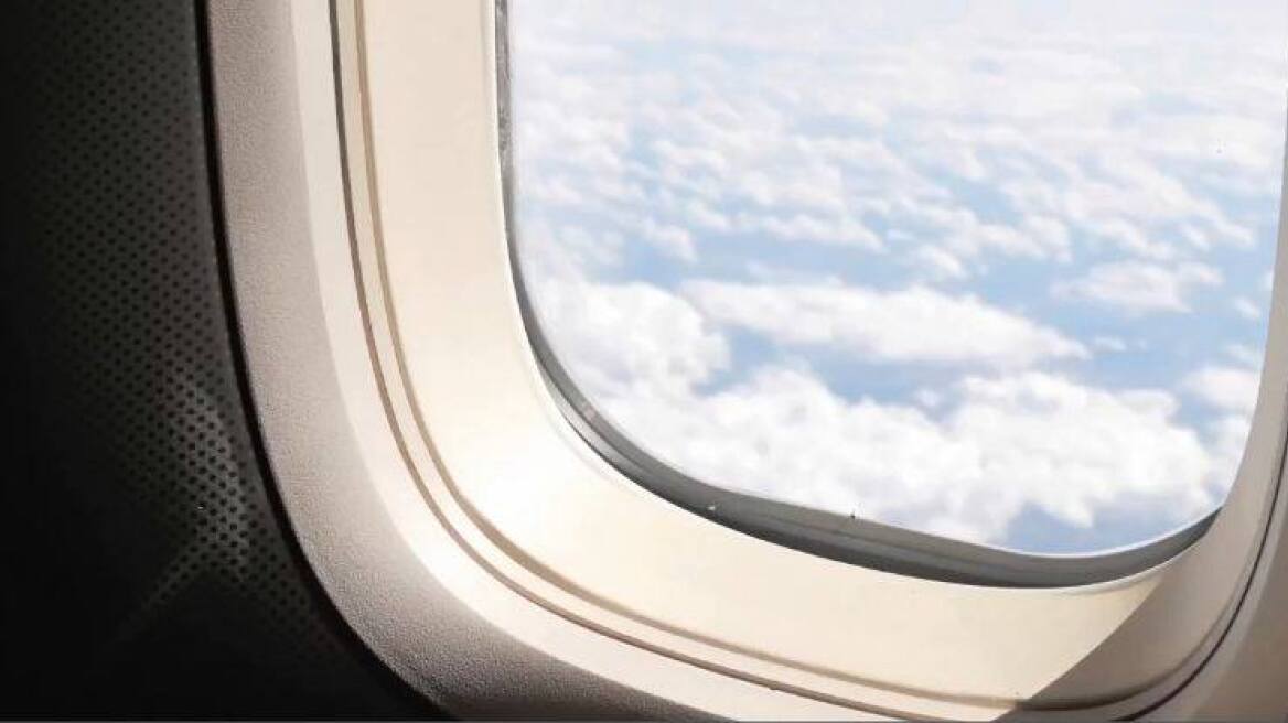 Και όμως τα παράθυρα των αεροπλάνων έχουν μια μικρή τρύπα