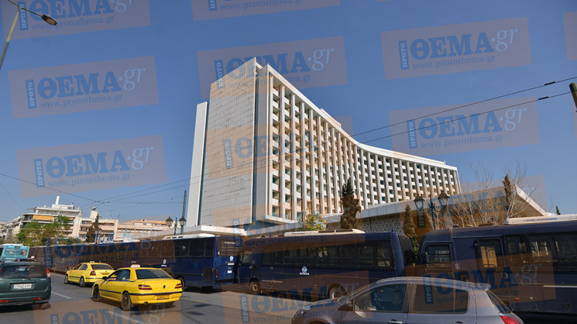 Γέμισε ΜΑΤ το Hilton μετά το αίτημα Λαγκάρντ για ασφάλεια της ομάδας του ΔΝΤ 