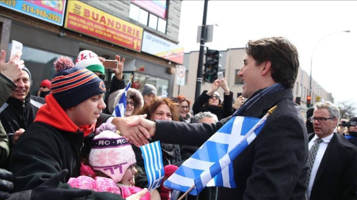 Τζάστιν Τριντό: «Αγκαλιά» με την ελληνική σημαία γράφει στο facebook «Zito Hellas!»