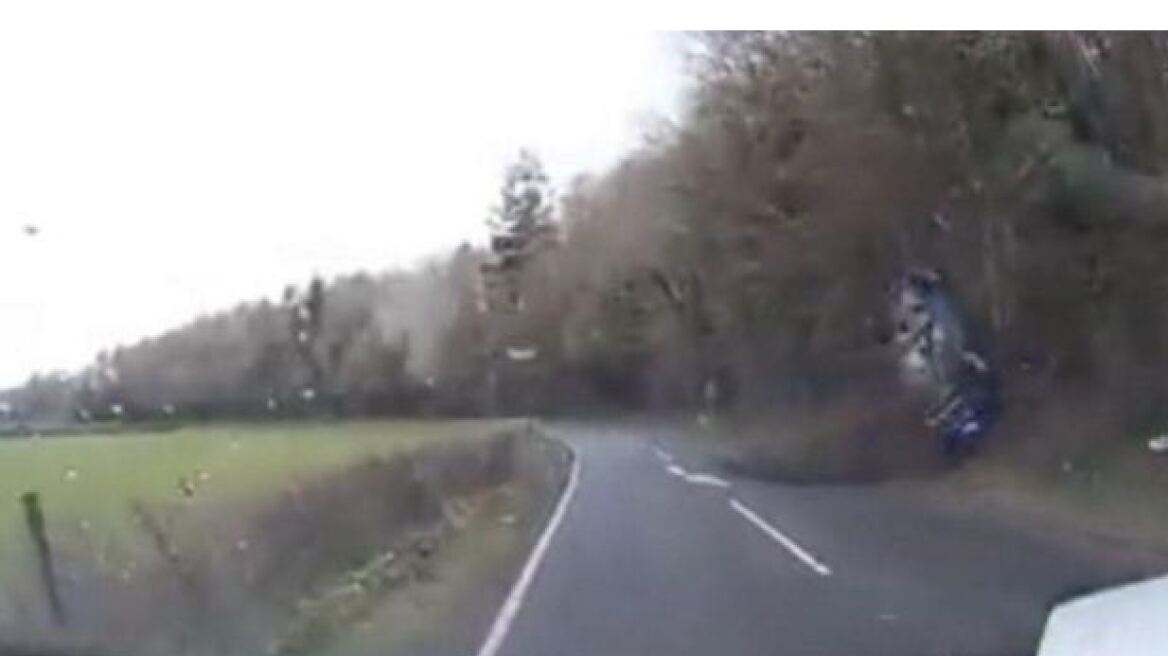 Συγκλονιστικό βίντεο: Δείτε πως αποφεύγει ένα αυτοκίνητο που κάνει τούμπες