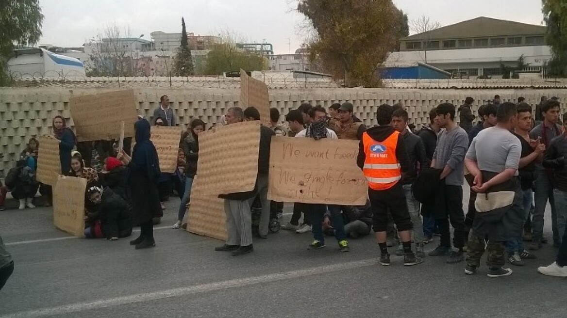 Άνοιξαν την εθνική οδό Θεσσαλονίκης - Ευζώνων οι πρόσφυγες 