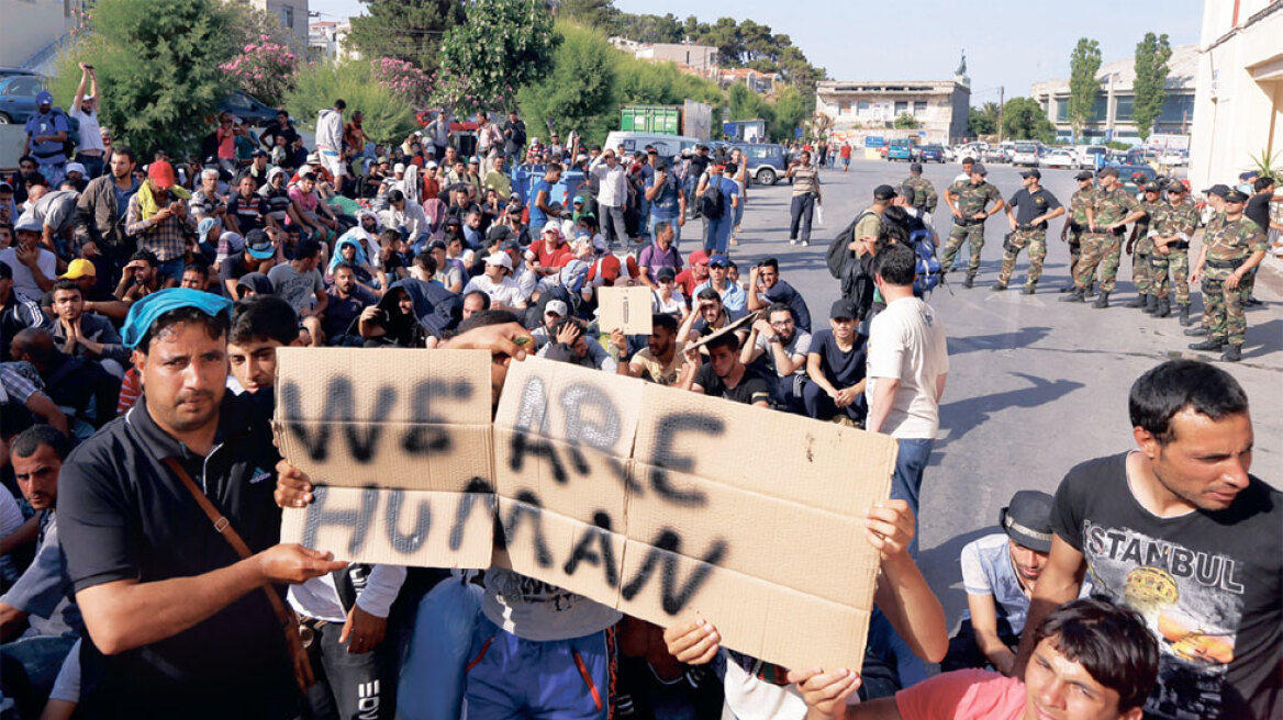 Καθιστική διαμαρτυρία μεταναστών στην είσοδο του hot spot στη Μόρια