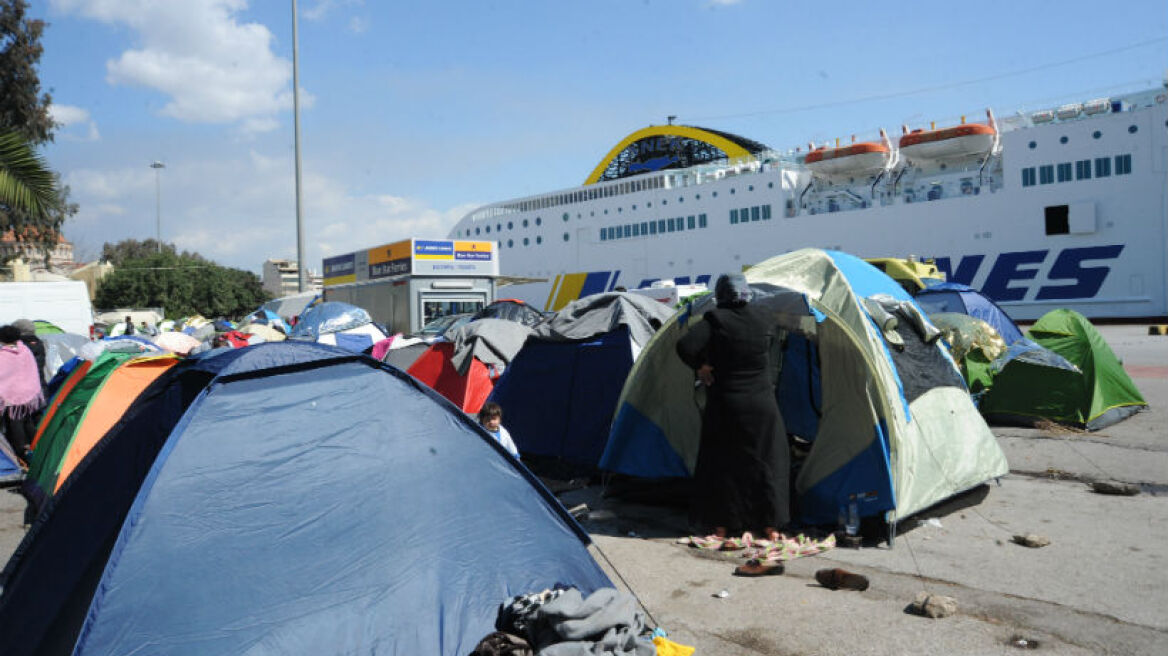 Στους 4.730 οι μετανάστες και πρόσφυγες στο λιμάνι του Πειραιά