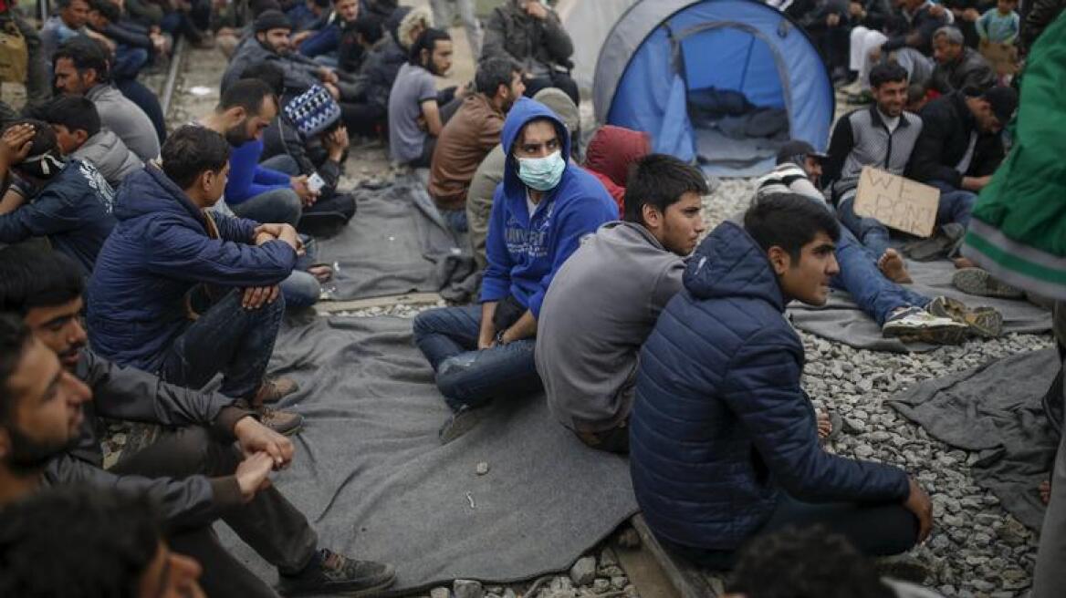 Δεν φεύγει κανείς – Πάνω από 53.000 οι εγκλωβισμένοι μετανάστες  