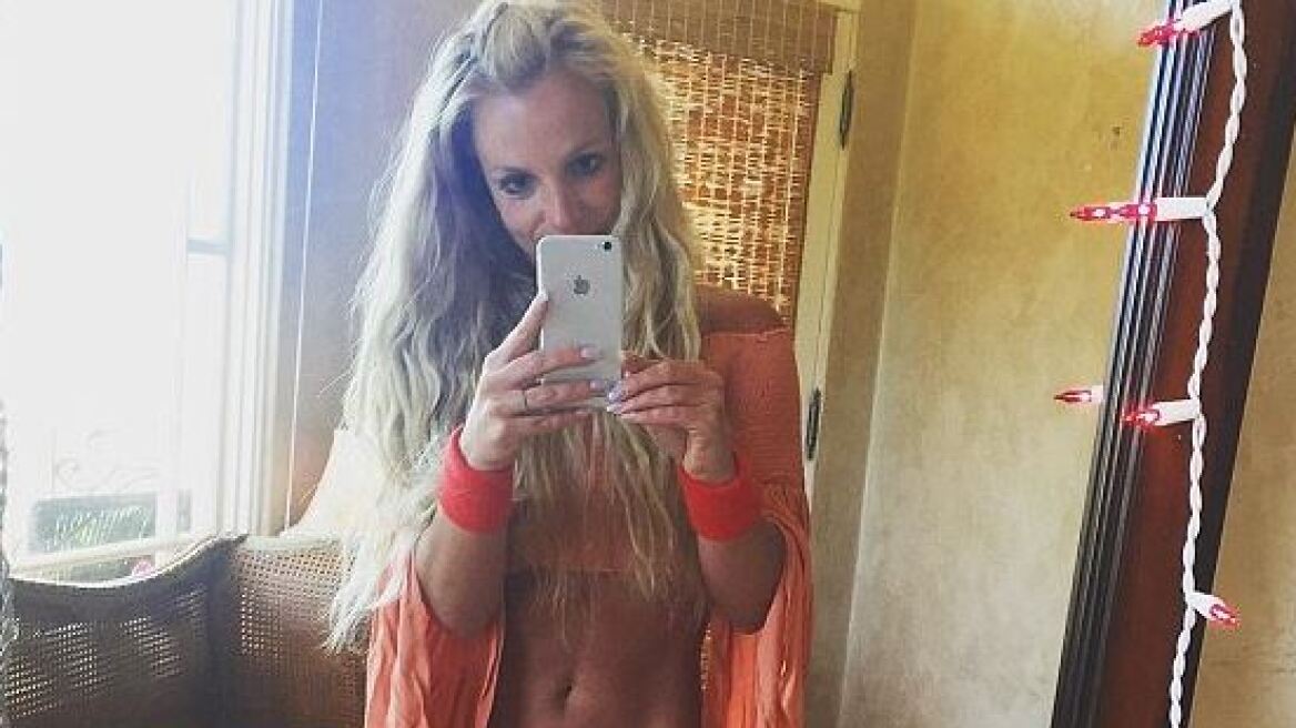 Η Britney Spears επιδεικνύει τους κοιλιακούς της