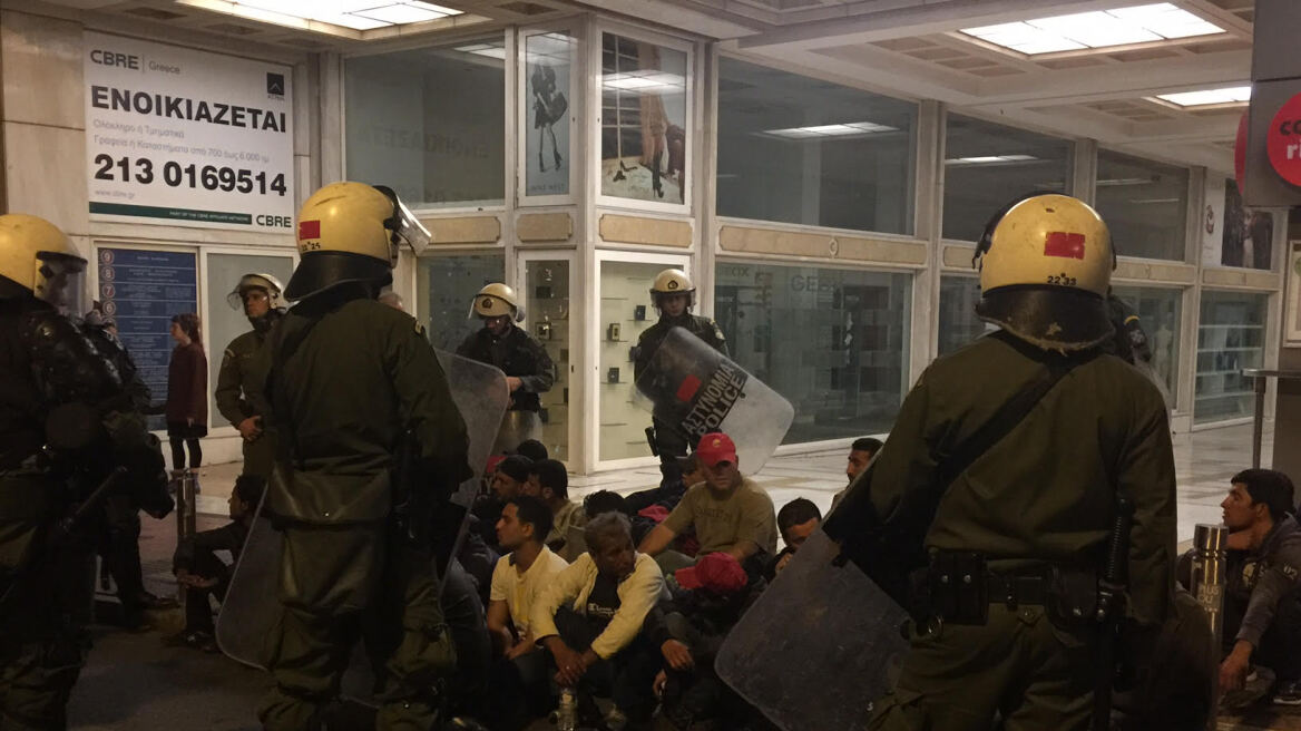 Πρόσφυγες προσπάθησαν να στήσουν σκηνές στο Σύνταγμα - Προσαγωγές από την αστυνομία