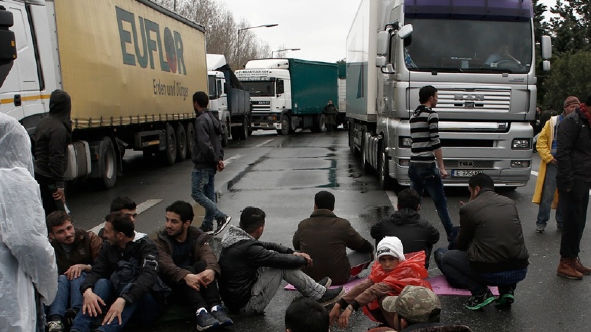 Συνεχίζεται ο αποκλεισμός της Εθνικής Οδού Θεσσαλονίκης-Ευζώνων από πρόσφυγες