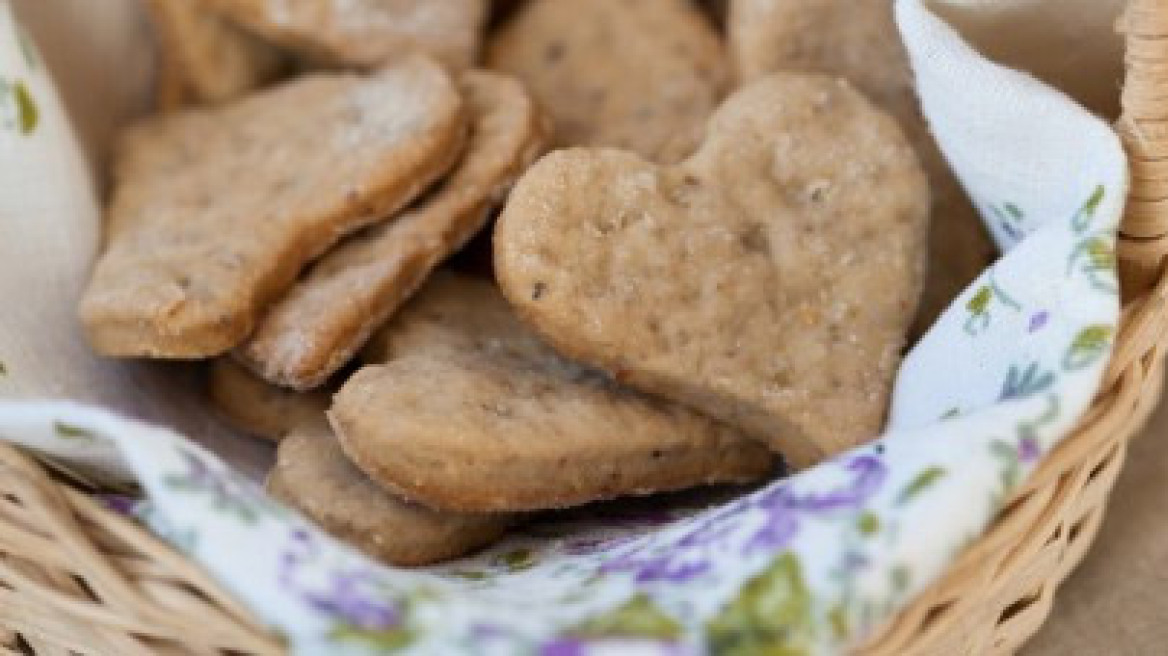 Μπισκότα με καρύδι και μπαχαρικά σε σχήμα καρδιάς