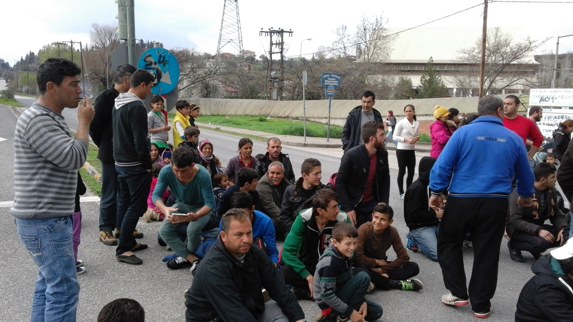Πρόσφυγες έχουν αποκλείσει την εθνική οδό Λάρισας-Τρικάλων
