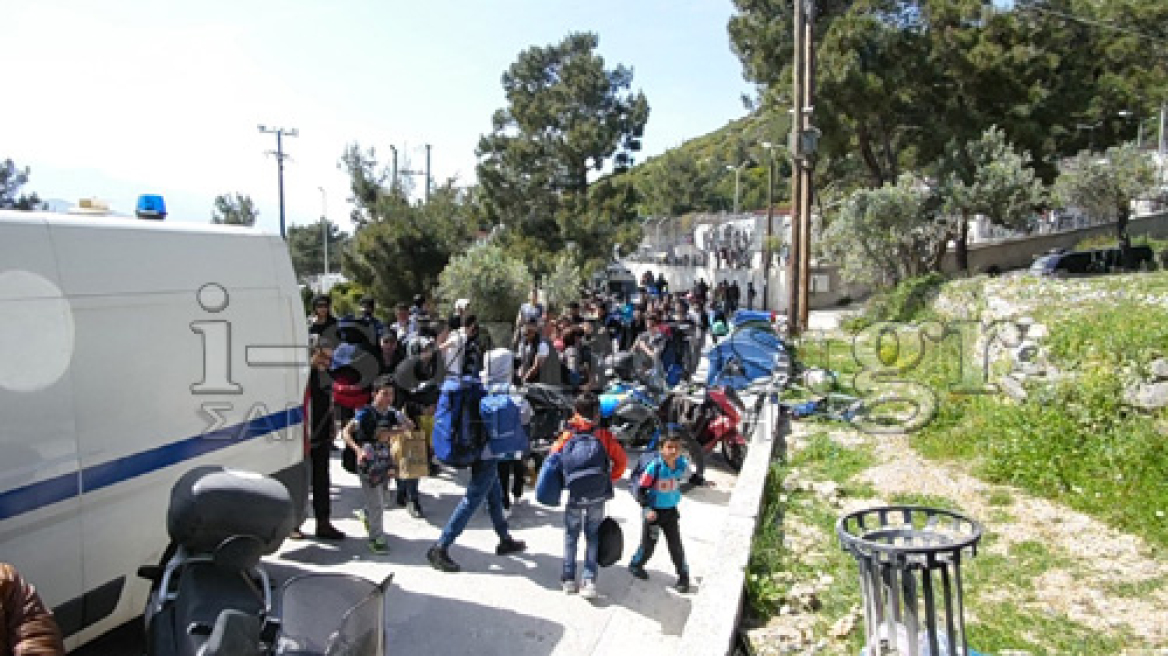 Βγήκαν μαχαίρια απο μετανάστες στη Σάμο - Βάζουν μπροστά τα παιδιά στην Ειδομένη
