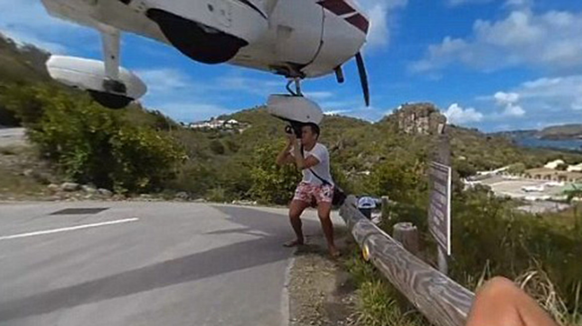 Βίντεο που κόβει την ανάσα: Το αεροπλάνο περνά ξυστά από το κεφάλι του για μια φωτογραφία