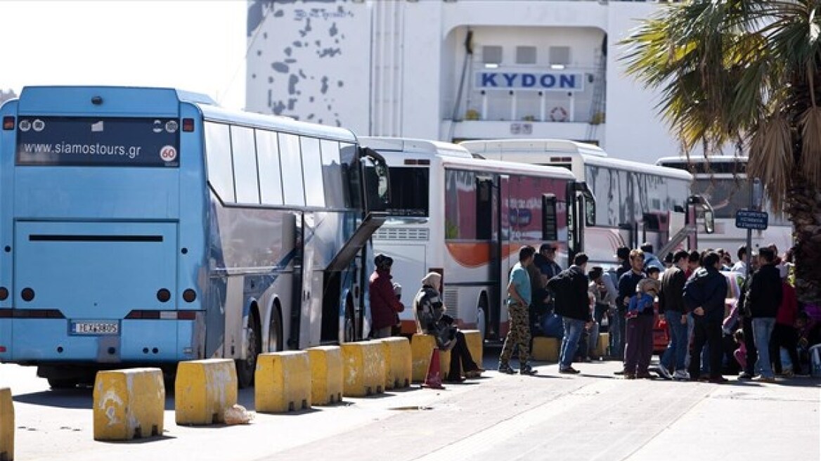 Πειραιάς: Μόνο 30 πρόσφυγες πείστηκαν να φύγουν από το λιμάνι