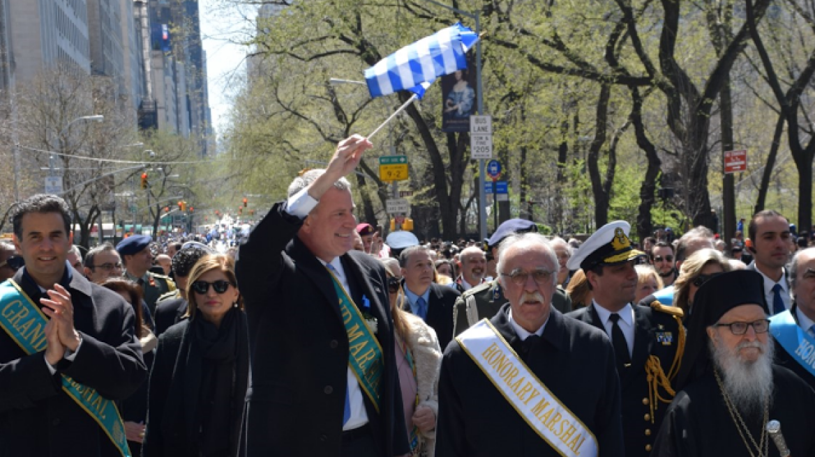 Νέα Υόρκη: Δίπλα - δίπλα ο Ντε Μπλάζιο με τον Βίτσα στην παρέλαση για την 25η Μαρτίου 