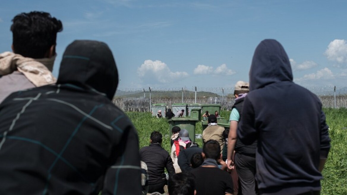Αλωνίζουν οι αλληλέγγυοι στην Ειδομένη - Εικόνες πολέμου βλέπει ο Διεθνής Τύπος