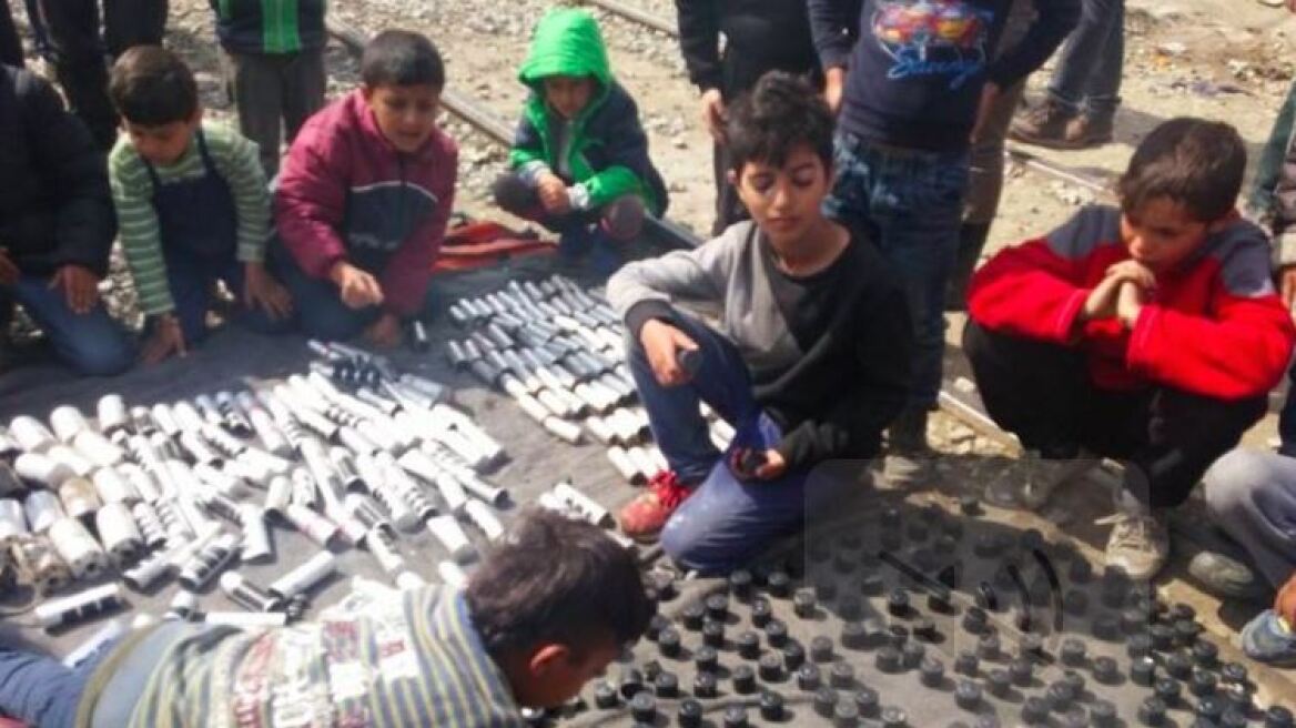 Τα παιδιά της Ειδομένης μάζεψαν τα άδεια δακρυγόνα που έριξαν χθες οι Σκοπιανοί 