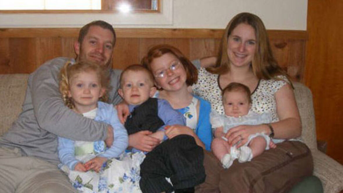 Τι κρύβει αυτή η οικογενειακή φωτογραφία και έγινε viral 