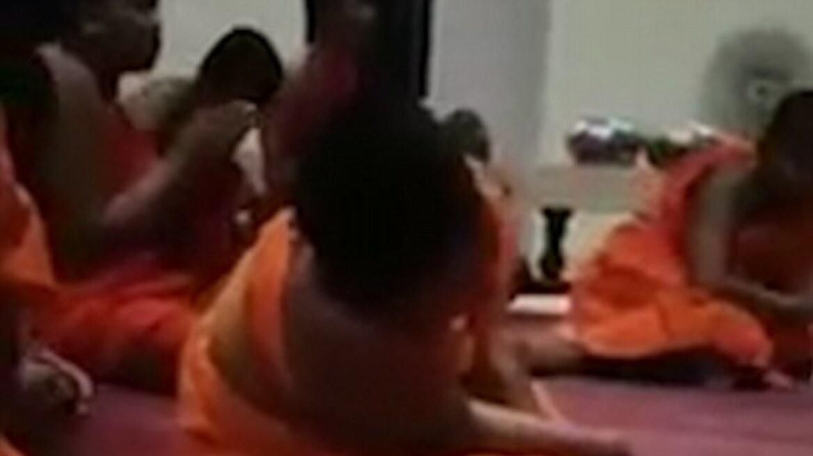 Βίντεο: Ανήλικος μοναχός «παλεύει» να μείνει ξύπνιος την ώρα της προσευχής