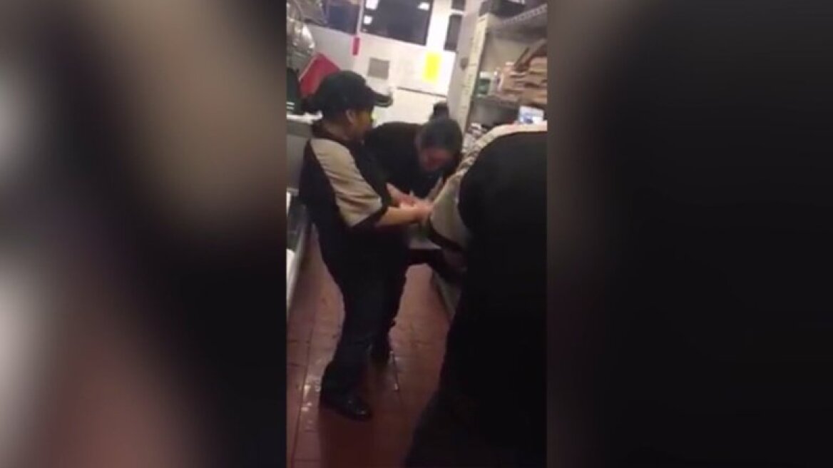 Βίντεο: Υπάλληλος εστιατορίου βουτάει το κεφάλι της σε κουβά με ωμά κοτόπουλα!