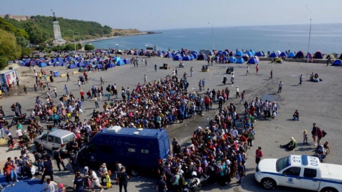 Λέσβος: Με «σκούπα» διώχνουν τους πρόσφυγες λόγω... Πάπα