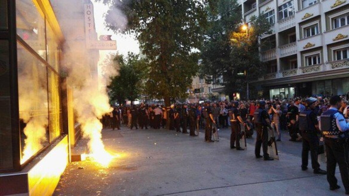 Σκόπια: Σοβαρά επεισόδια διαδηλωτών με την αστυνομία, γυαλιά-καρφιά το γραφείο του Ιβάνοφ