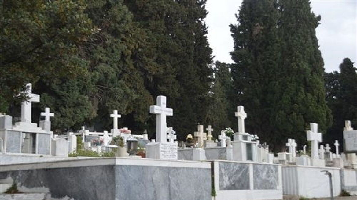 Λεηλάτησαν πάλι κοιμητήριο στην Αμαλιάδα