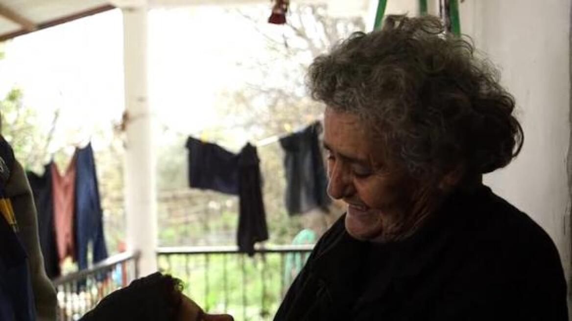 Βίντεο: Δείτε την γιαγιά στην Ειδομένη που βοηθά τους πρόσφυγες